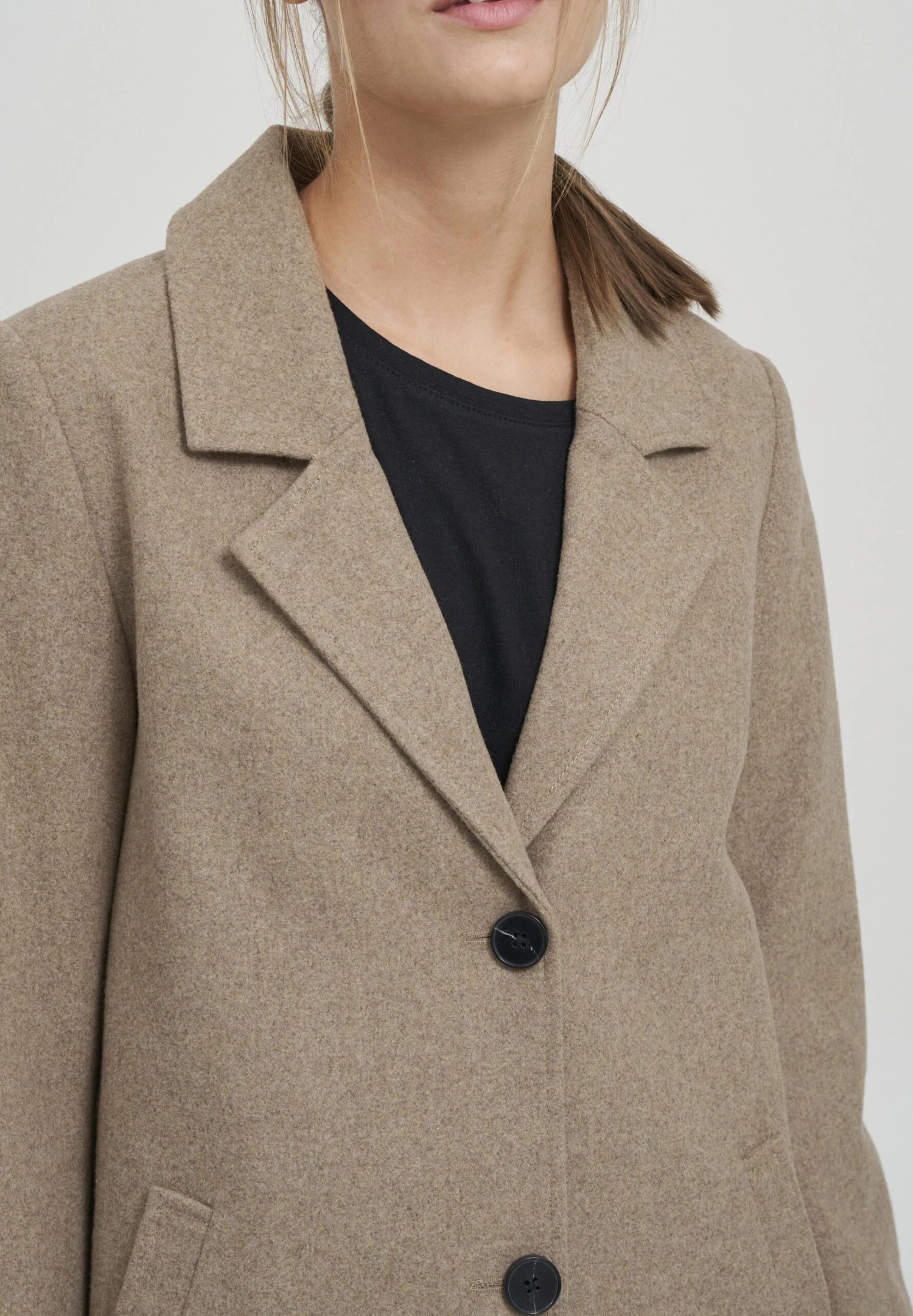 OXMO OXNETA - Klasyczny Płaszcz - Dune Melange 6 OXMO OXNETA - Klasyczny Płaszcz - Dune Melange - obrazek 4