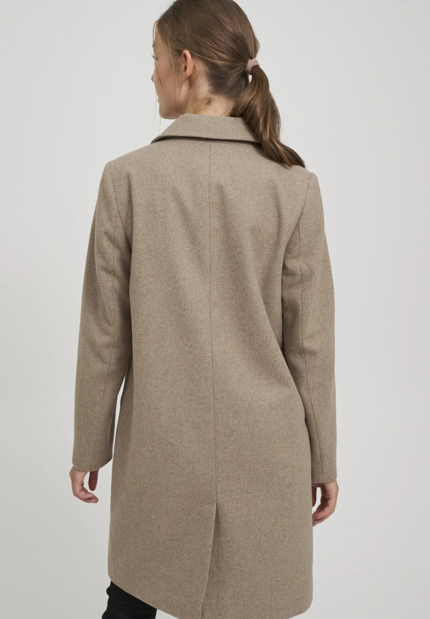 OXMO OXNETA - Klasyczny Płaszcz - Dune Melange 5 OXMO OXNETA - Klasyczny Płaszcz - Dune Melange - obrazek 3